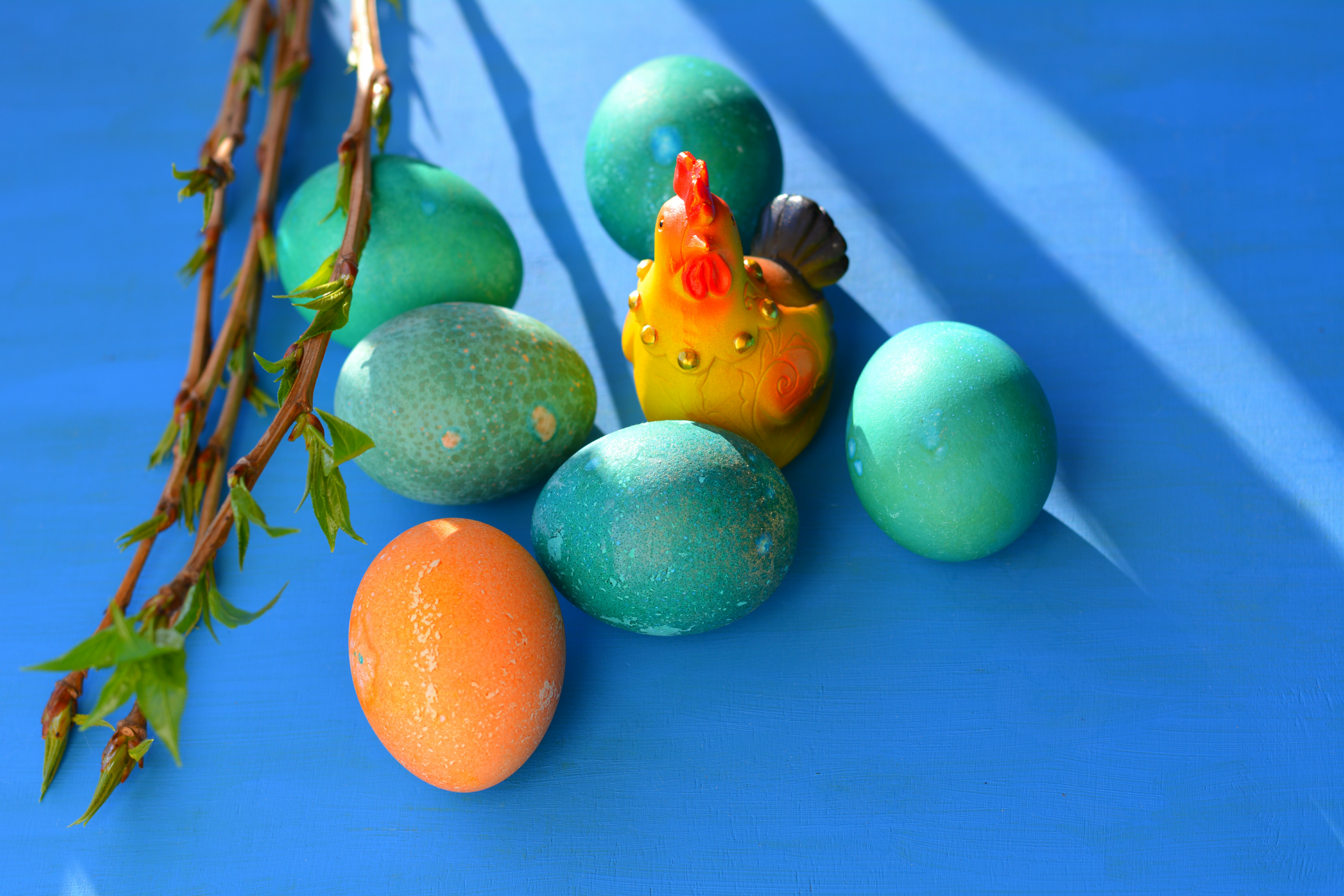 Боядисването на кокоши варени яйца е един от най-забавните обичаи за Великден