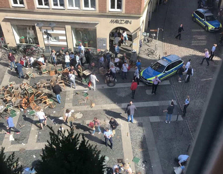 Ван се вряза в тълпа хора в центъра на германския град Мюнстер