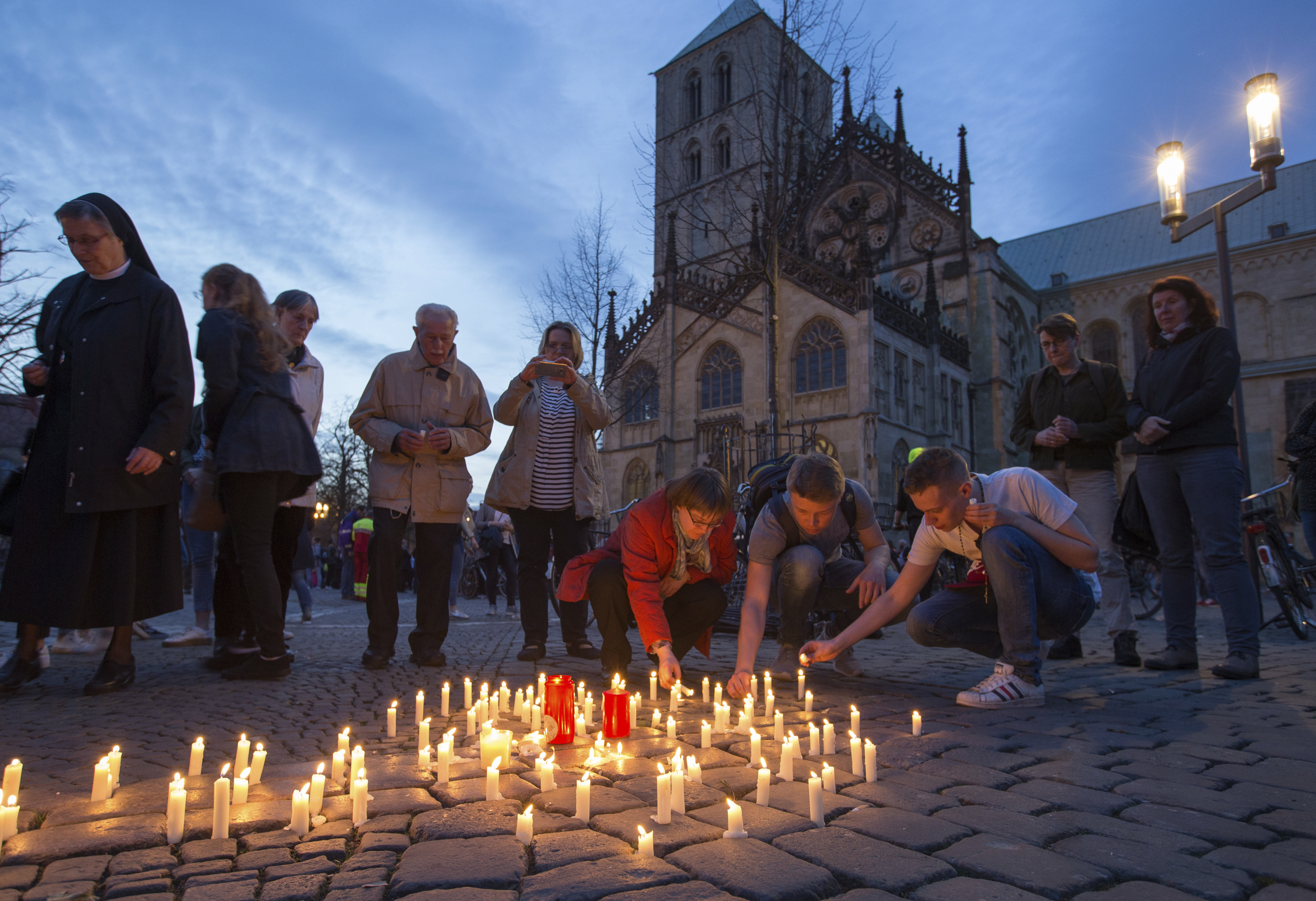 Свещи в памет на загиналите при атаката с миниван в германския град Мюнстер