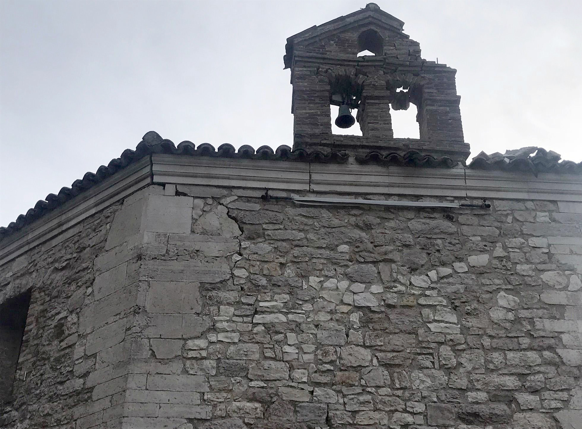 Повредена е камбанарията на църква от 17-ти век в Муца след земетресението