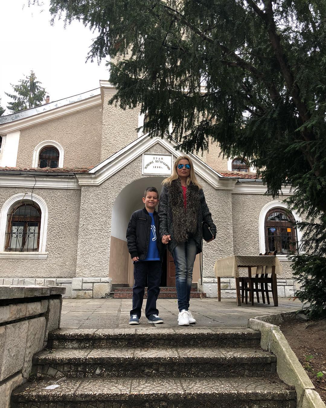 Венета Райкова със сина си Патрик на Разпети петък