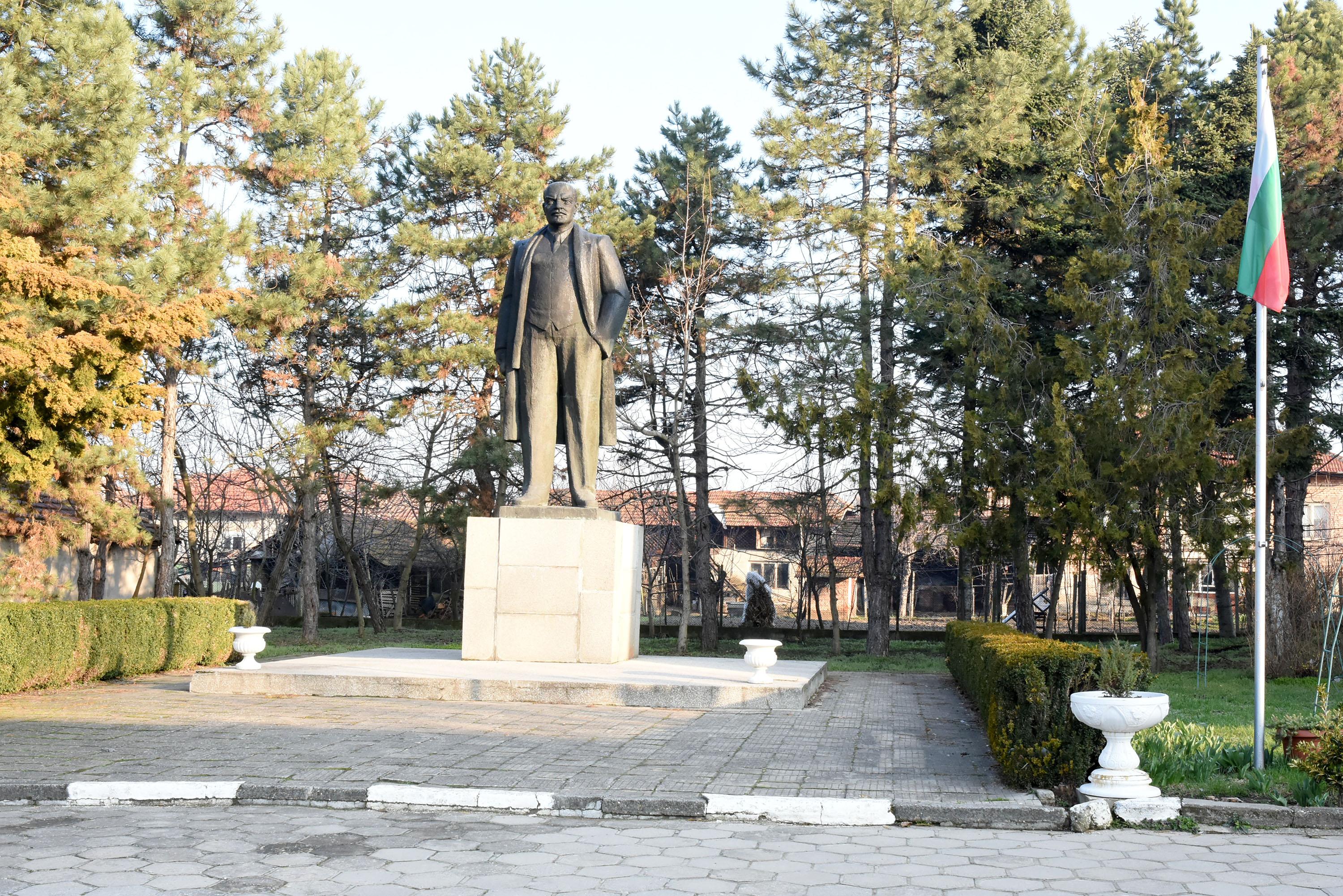 Единственият оцелял паметник на Ленин в цял ръст диви преминаващите през русенско село
