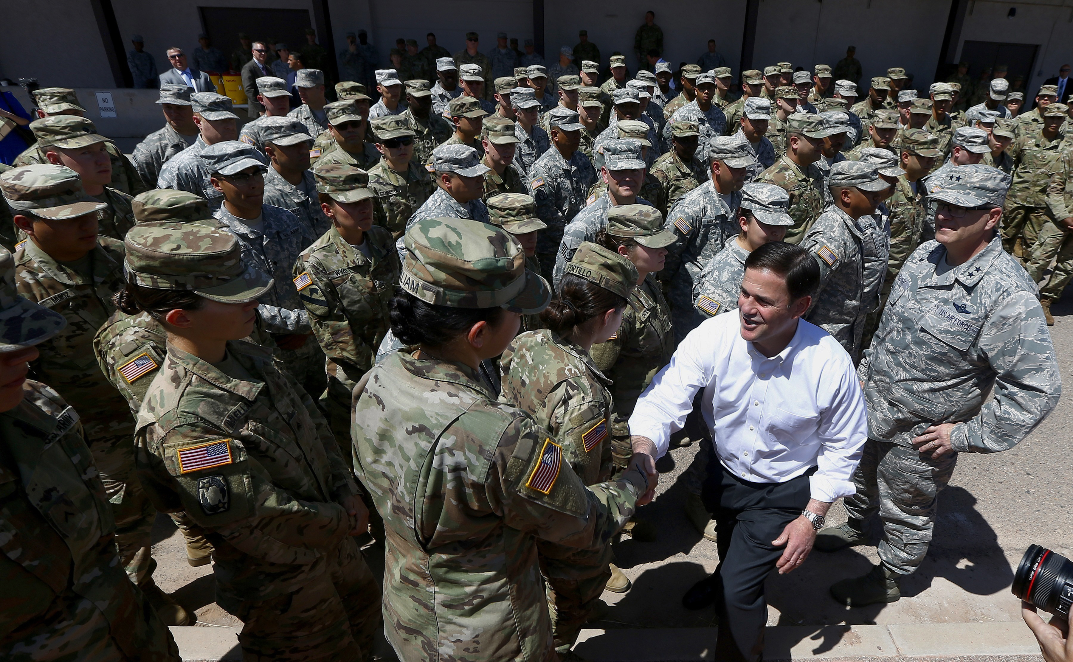 Губернаторът на Аризона Дъг Дюси поздравява войниците от гвардията