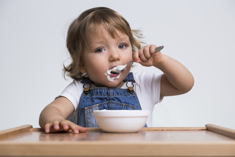 Бебетата, които хапват кисело мляко, по-рядко имат алергии