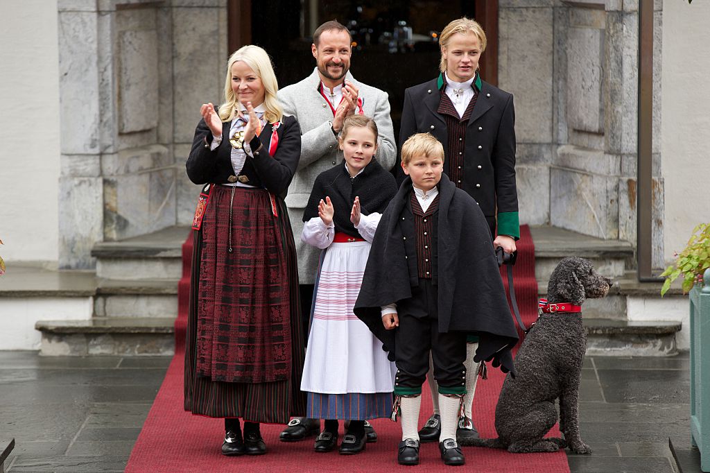 Принц Хаакон, принцеса Мете-Марит, Мариус Борг Хойби, Ингрид Александра и Свере Магнус