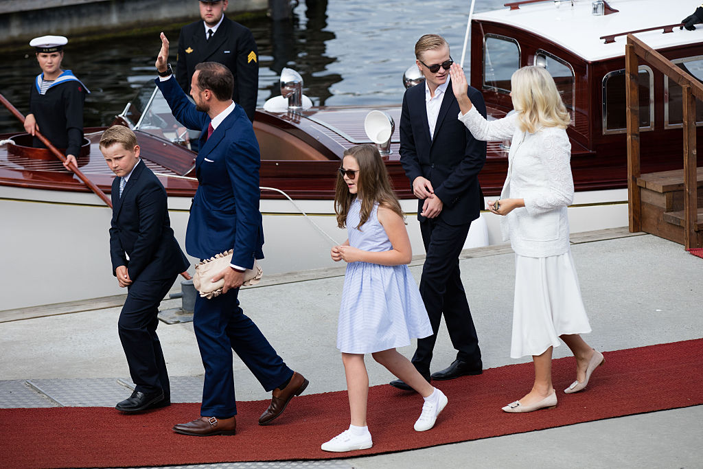 Принц Хаакон, принцеса Мете-Марит, Мариус Борг Хойби, Ингрид Александра и Свере Магнус
