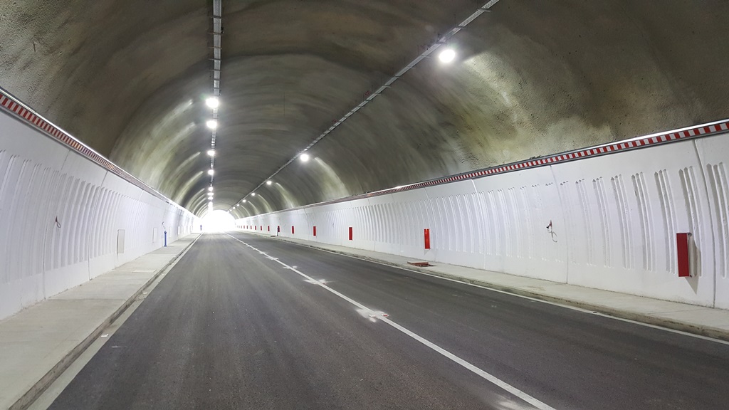 Тунел „Кривия“ на път I-1 през Кресненското дефиле