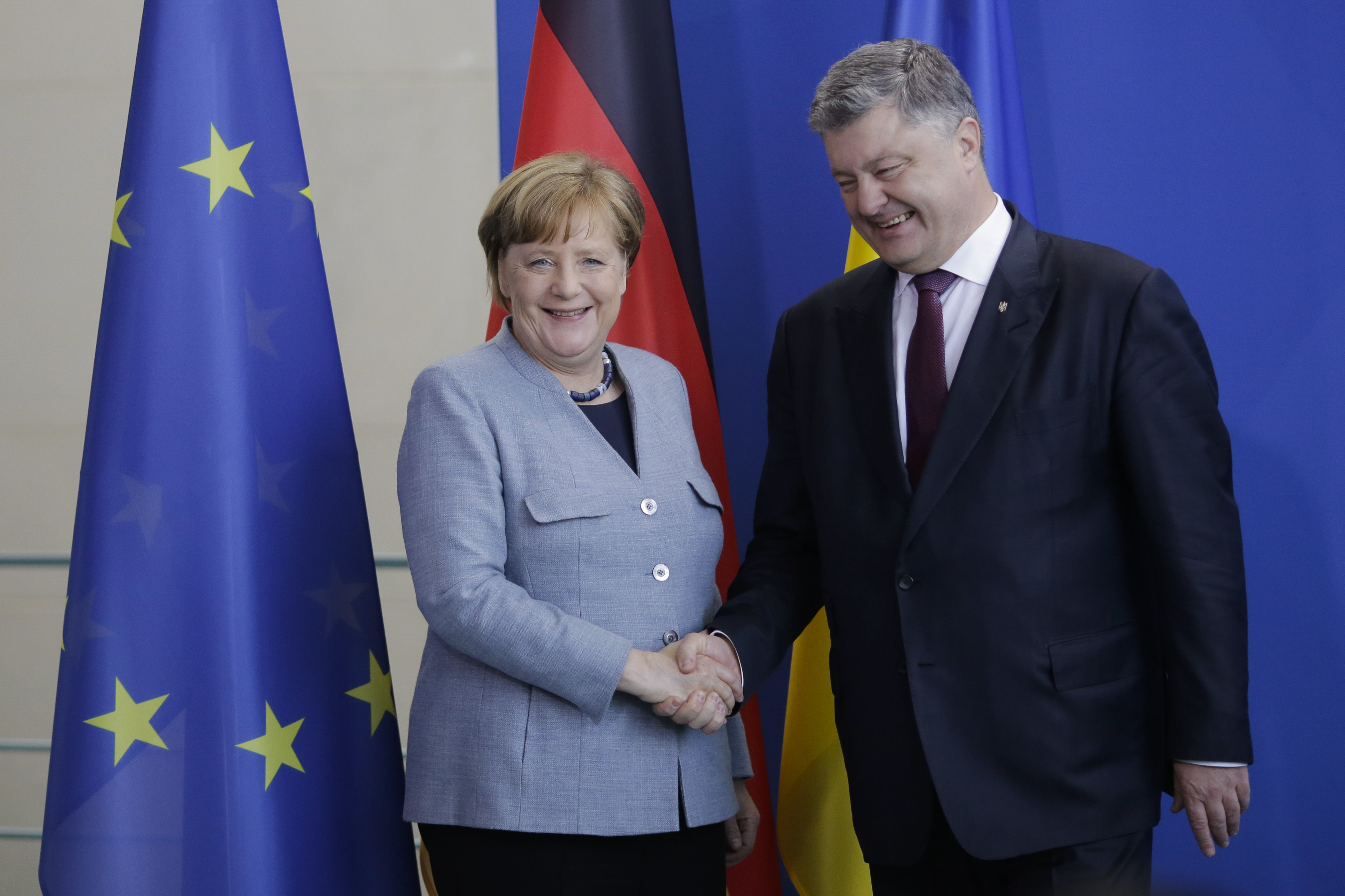 Меркел обеща на Порошенко да запази транзита на руски природен газ през Украйна
