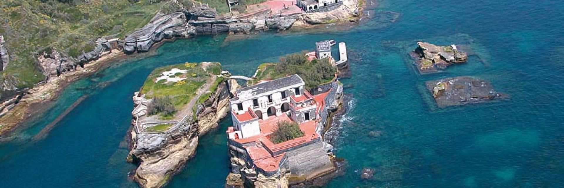 Митове и легенди за проклятие обезлюдяват красив италиански остров   