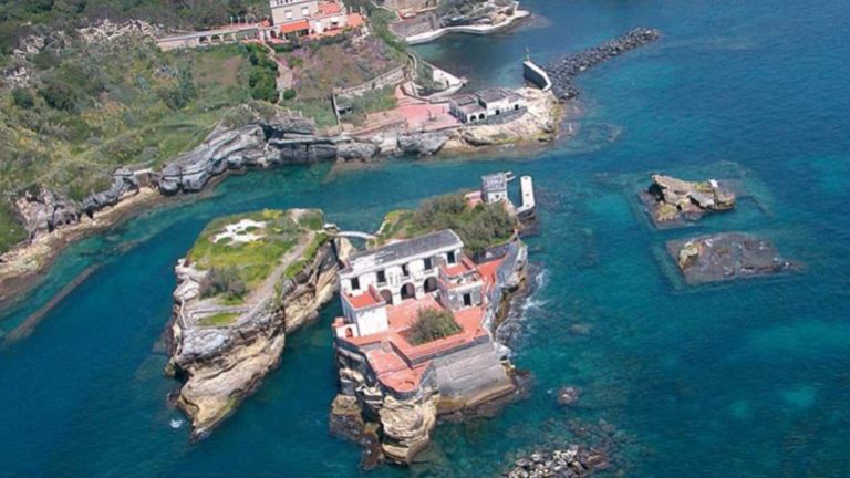 Митове и легенди за проклятие обезлюдяват красив италиански остров   