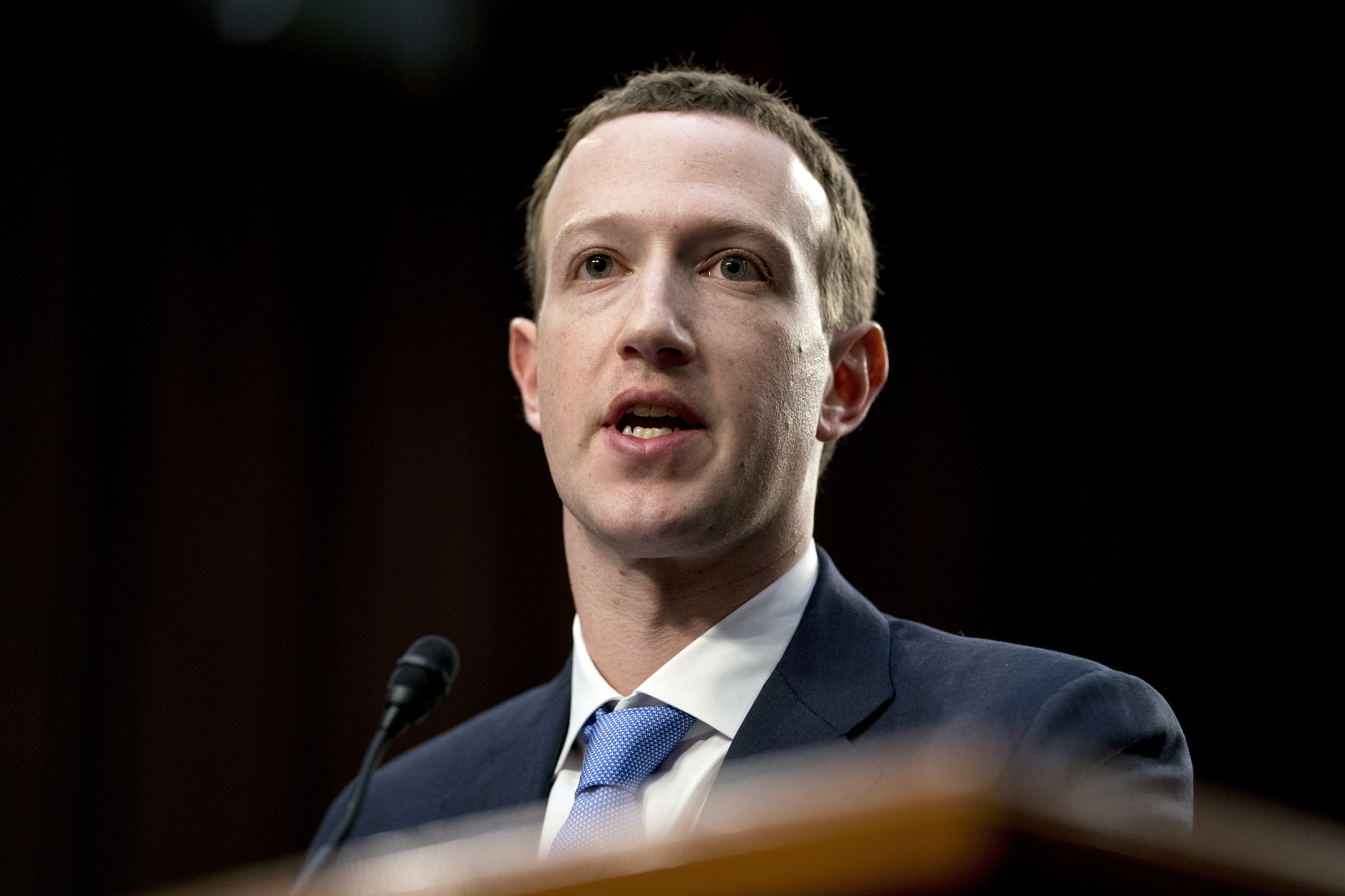Фейсбук винаги ще има безплатна версия, заяви Марк Зукърбърг пред Сената на САЩ