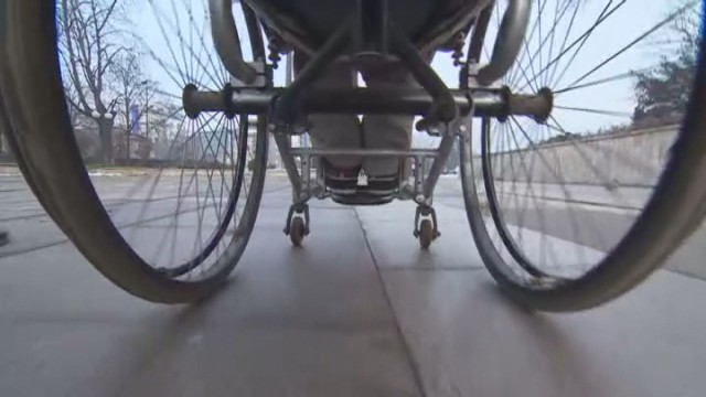 Социалните отказват инвалидна количка на 6–годишно дете с церебрална парализа