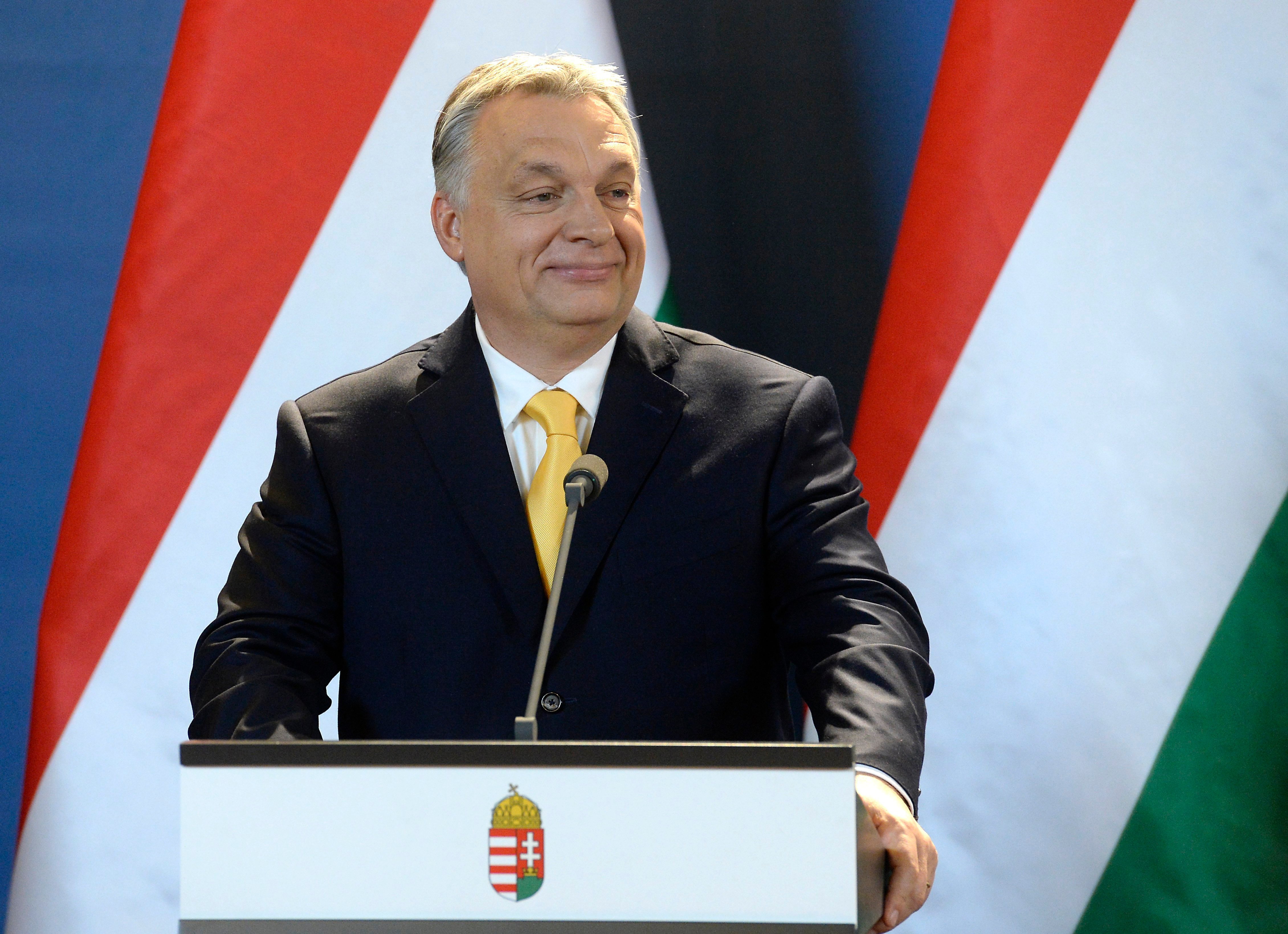 Виктор Орбан се усмихва на журналистите по време на пресконференция в сградата на унгарския парламент в Будапеща, 10 април 2018