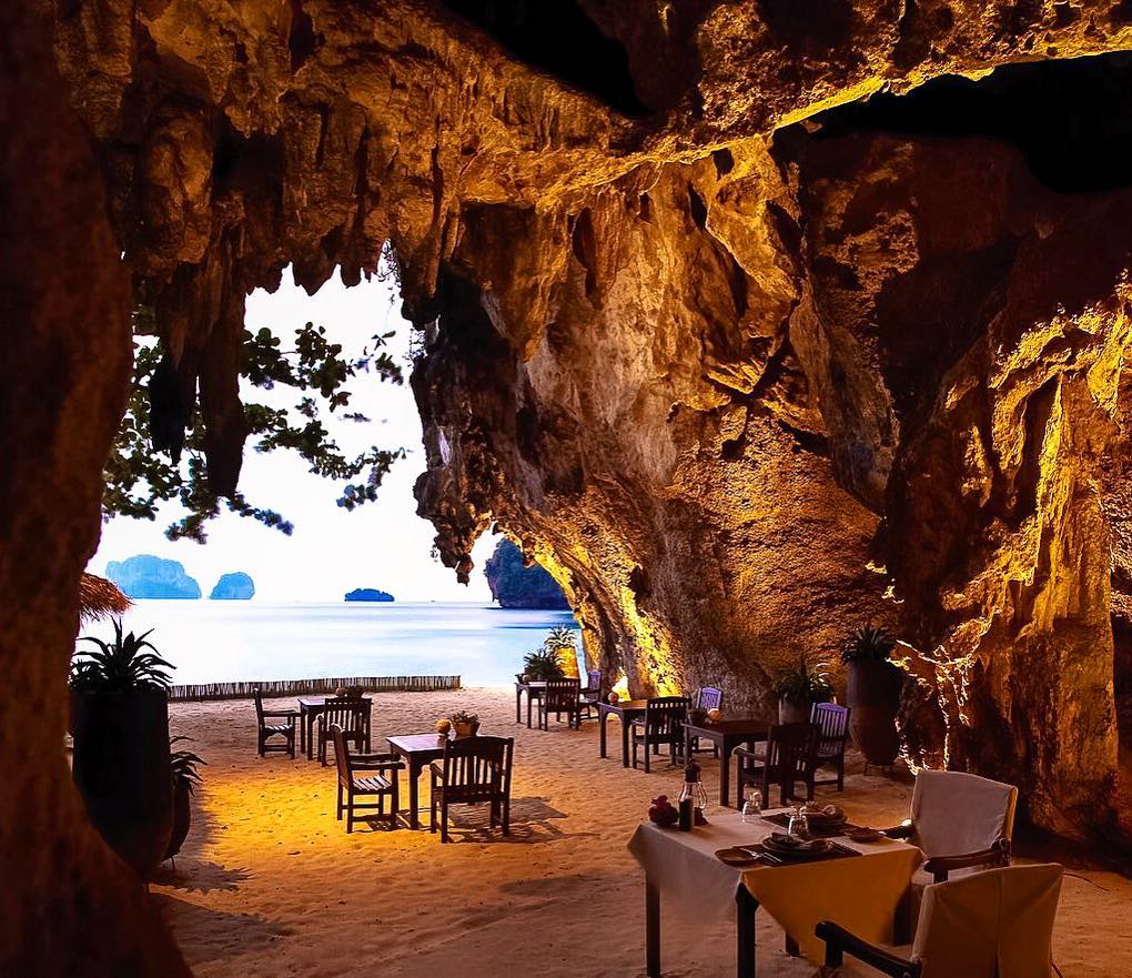 Ресторант в пещера в Тайланд