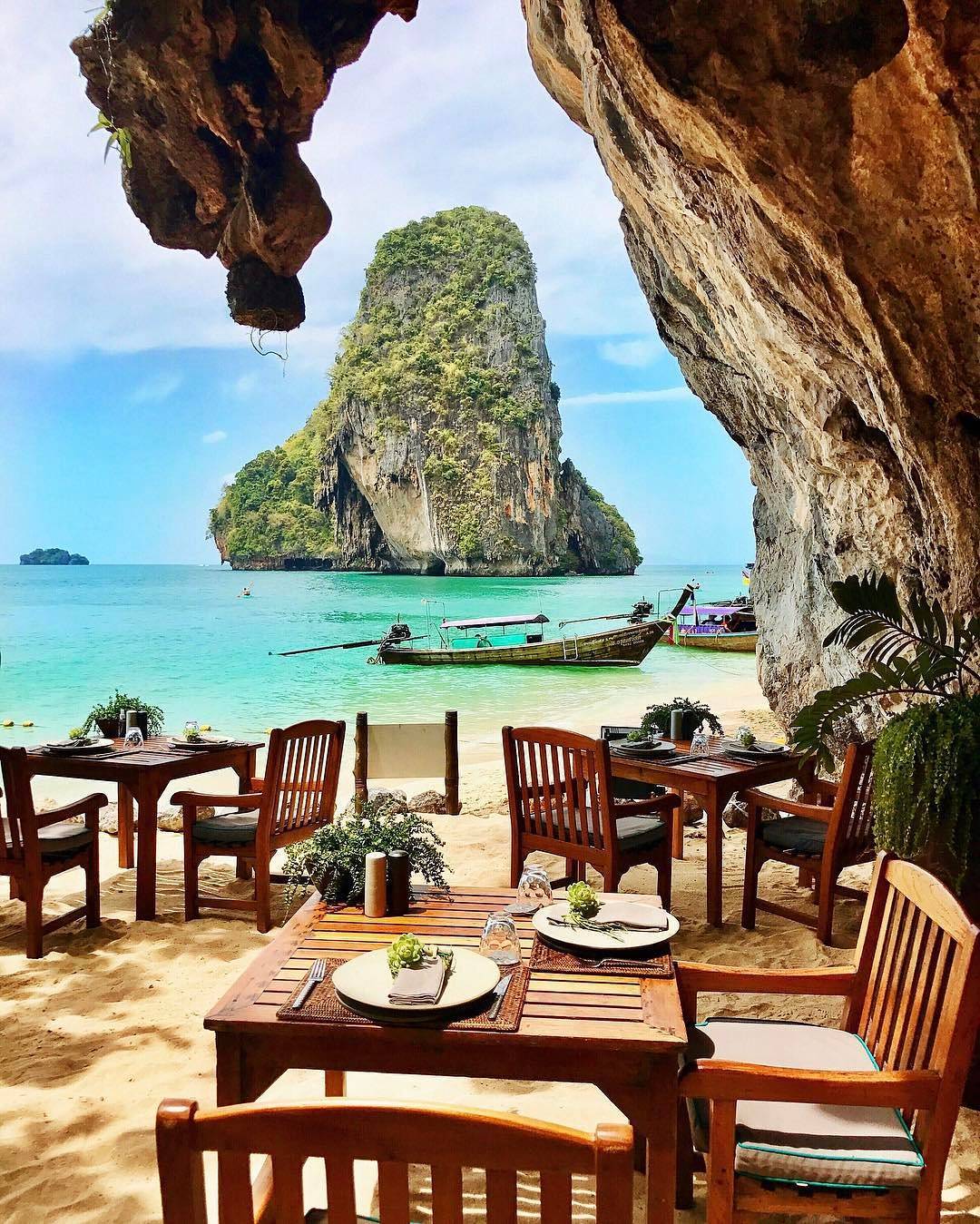 Ресторант в пещера в Тайланд