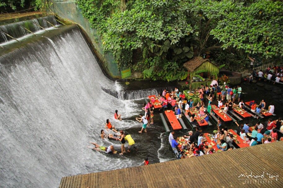 Ресторант във водопад във Филипините
