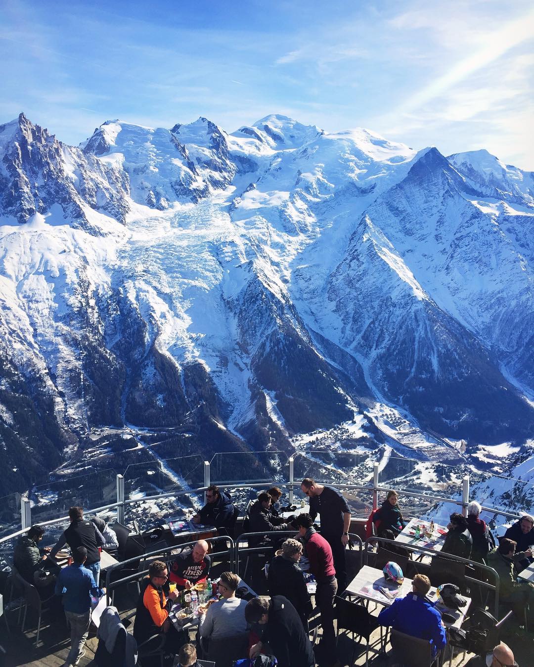 Ресторант в Шамони, Франция, който предлага 360-градусова панорама