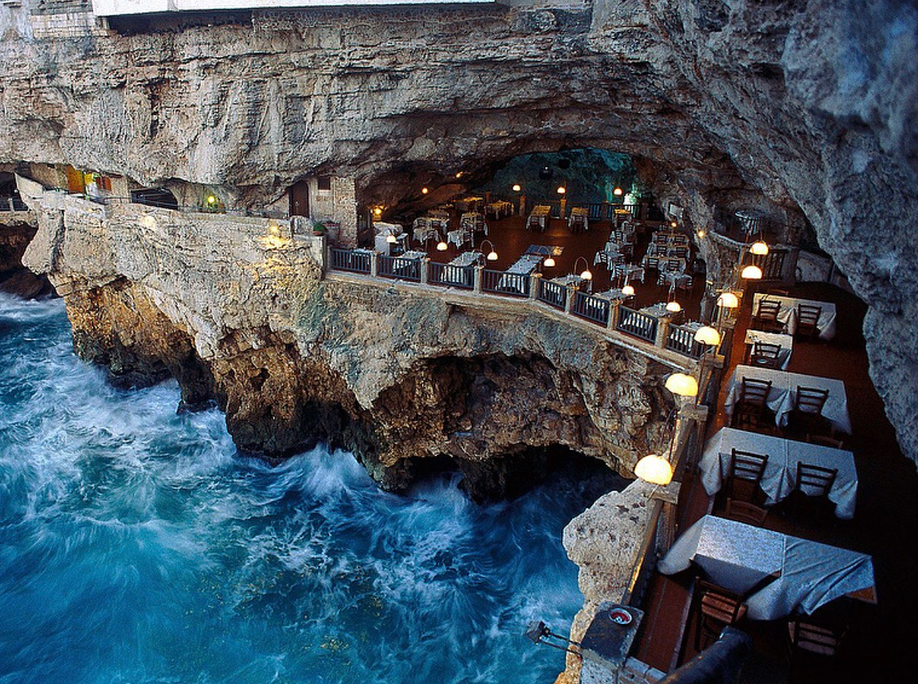 Ресторант и хотел в пещера в Италия