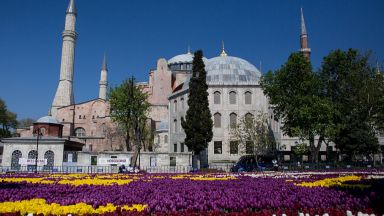 Турция отлага туристическия сезон с още месец