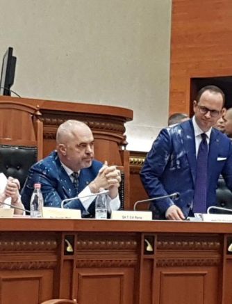 Албанският премиер Еди Рама бе замерян с брашно и яйца в парламента