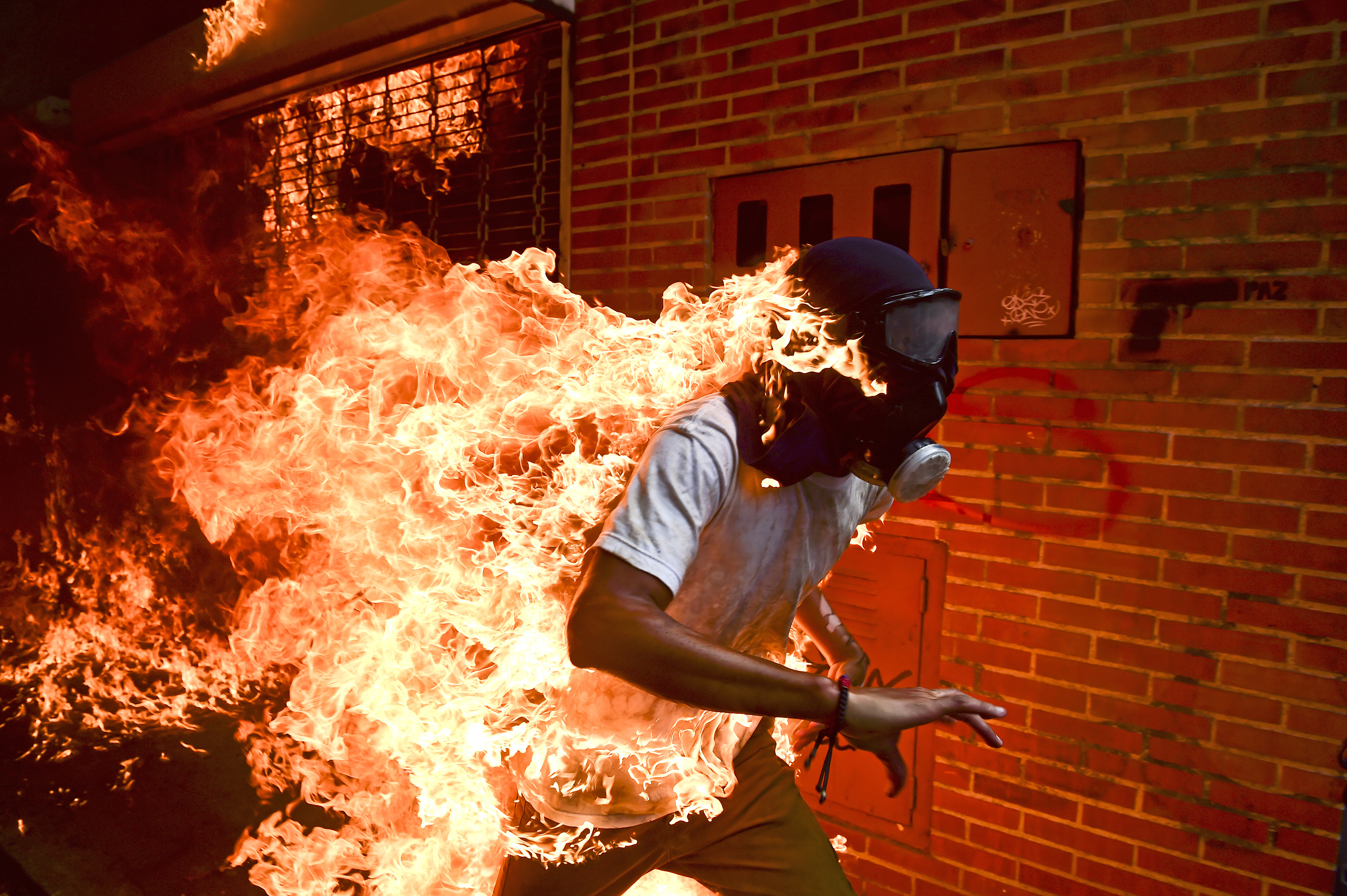 Хосе Виктор Саласар Балса е оцелял, след като е пламнал като факла на протеста в Каракас