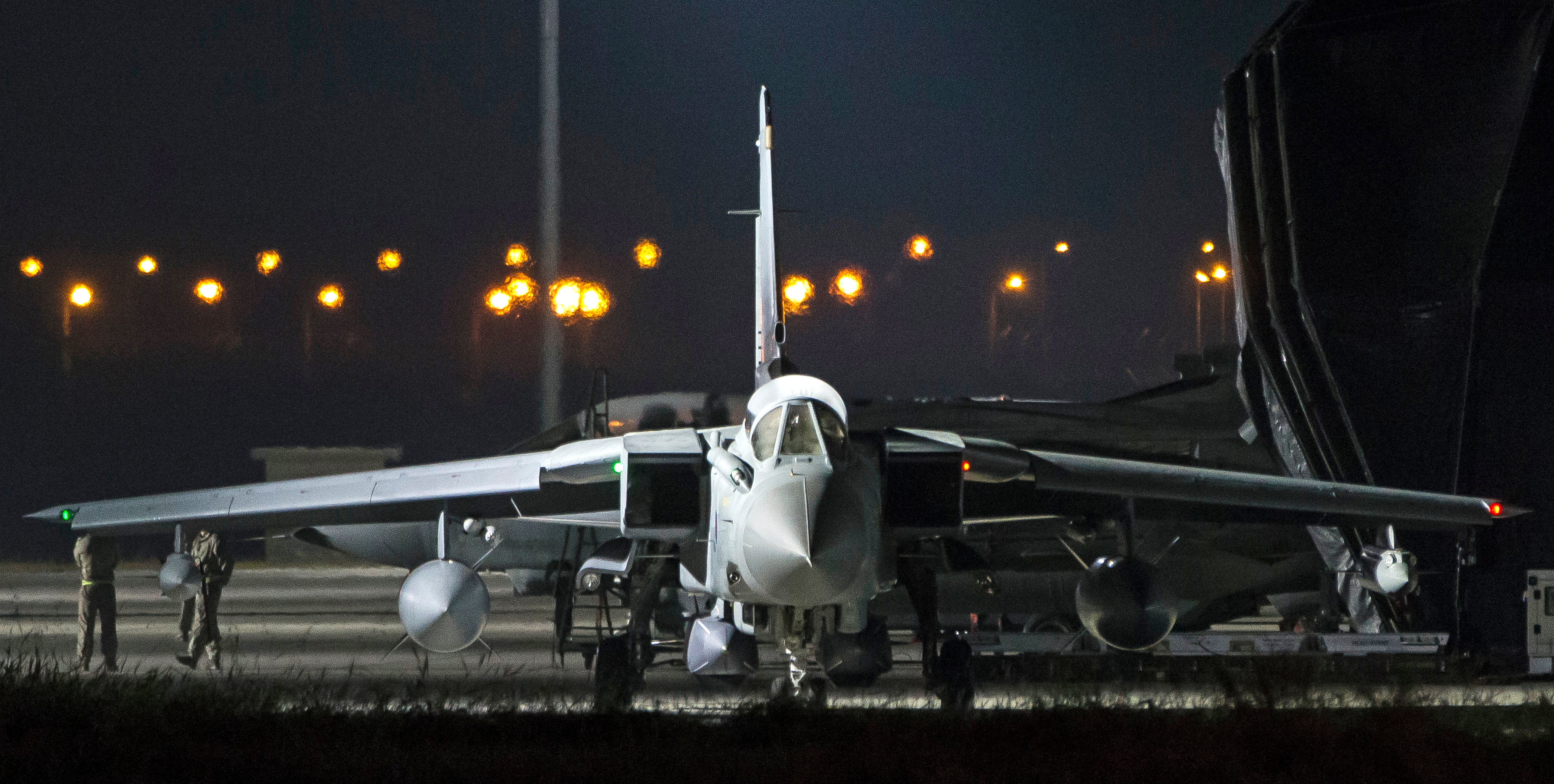 Самолет ”Торнадо” на британските ВВС се готви за излитане към Сирия от база на о-в Кипър