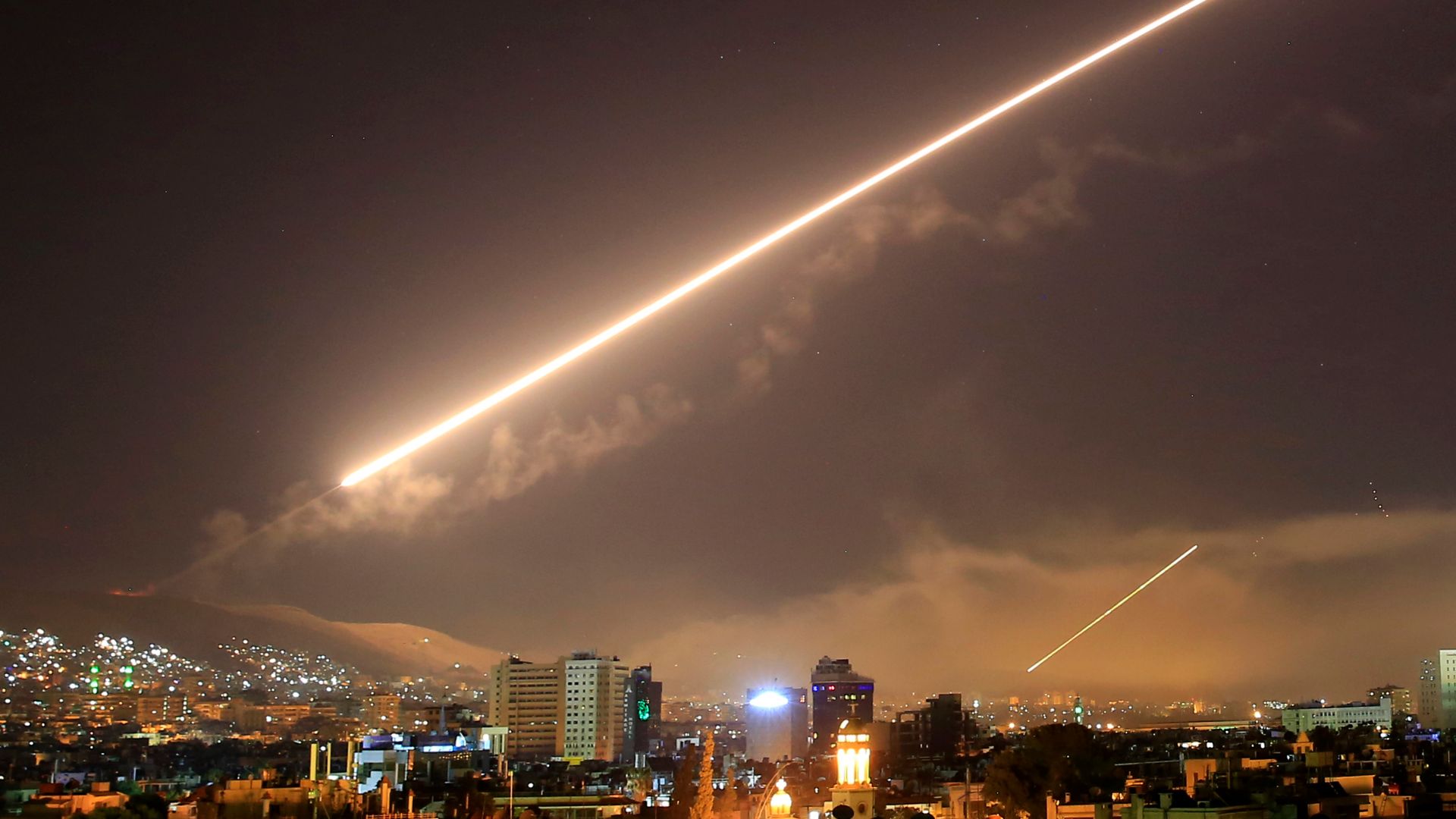 Израелски самолети бомбардираха вчера няколко обекта близо до Дамаск и
