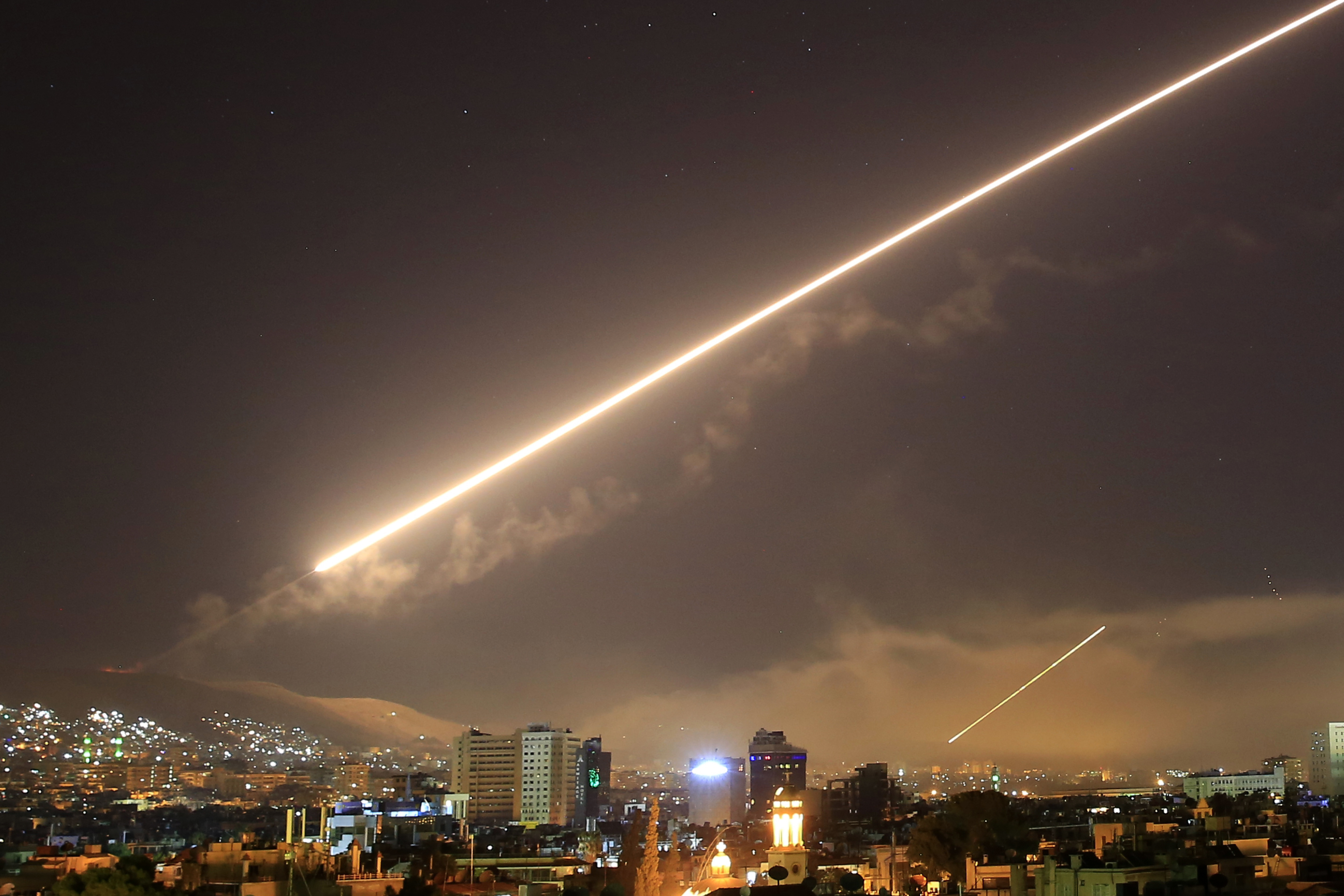 Небето над сирийската столица Дамаск бе ярко осветено през изминалата нощ...