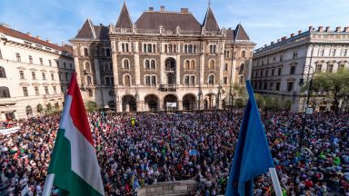 Хиляди унгарци протестираха срещу избора на Орбан