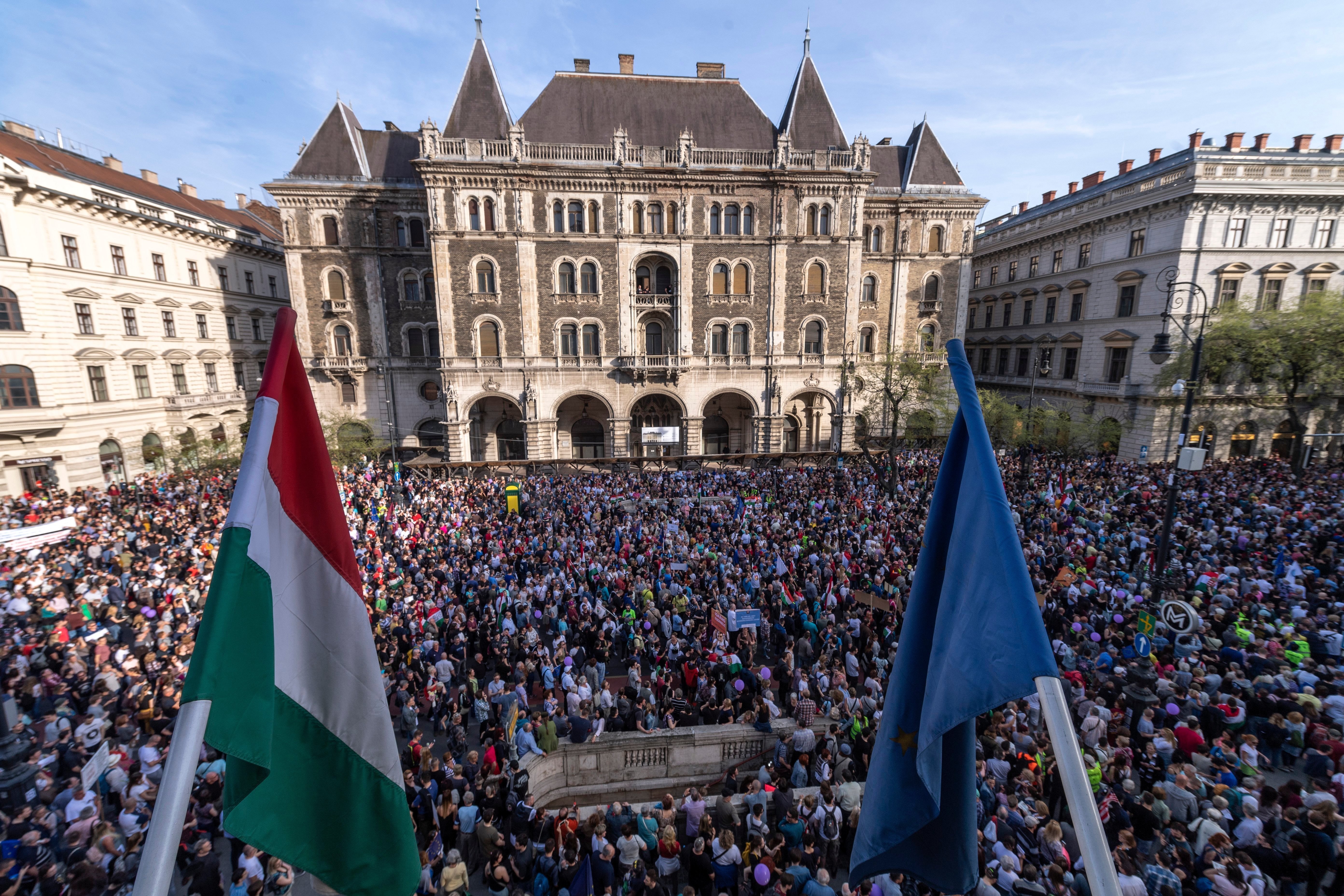 Безпрецедентен протест срещу преизбирането за премиер на Виктор Орбан в Унгария