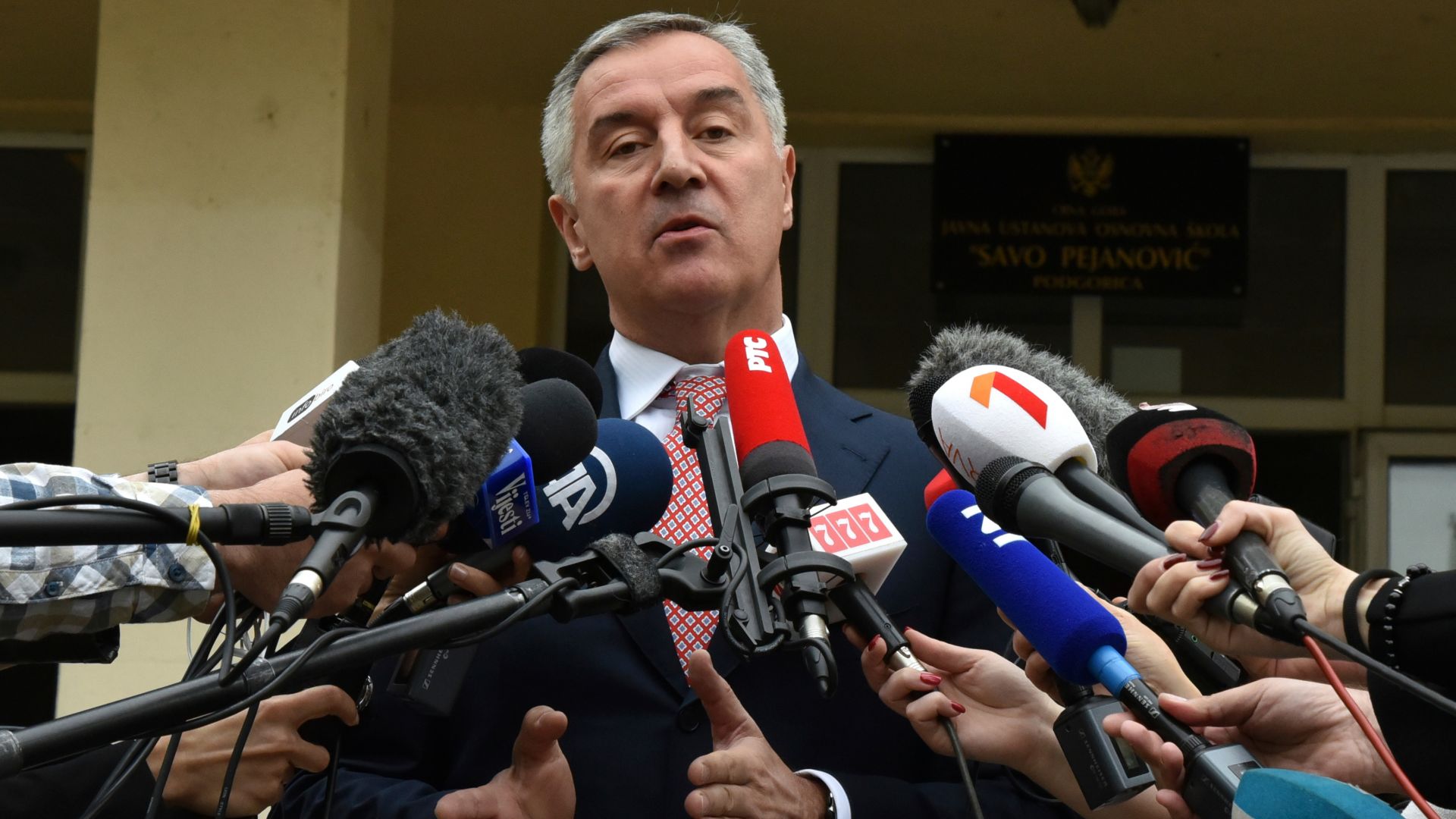 Мило Джуканович води на президентския вот в Черна гора