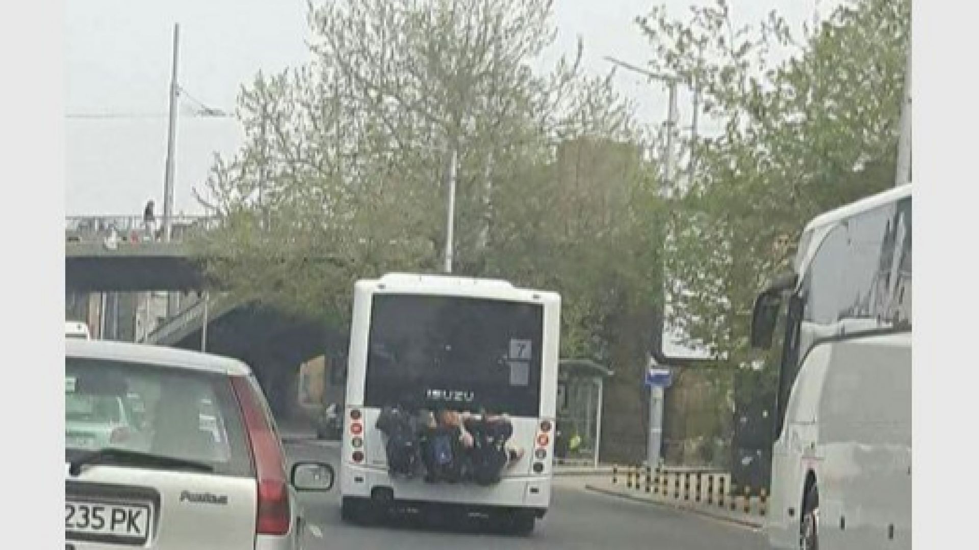 Смъртоносен гратис: Деца висят на задната броня на автобус