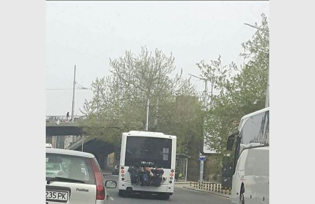 Трима хлапаци се возят на задната броня на градски автобус в Пловдив