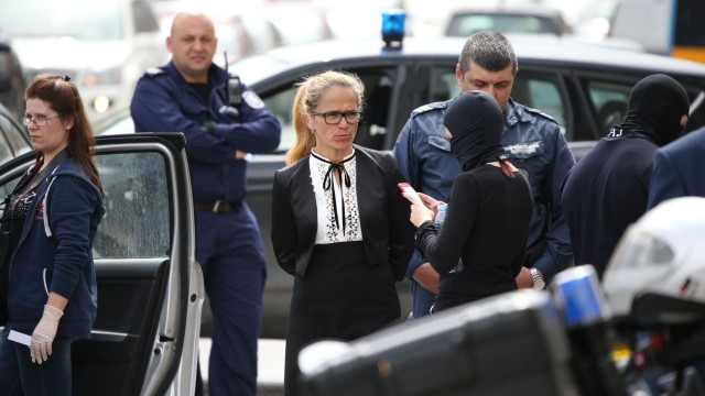 Десислава Иванчева потърсила адвокат, не го пускаха при нея
