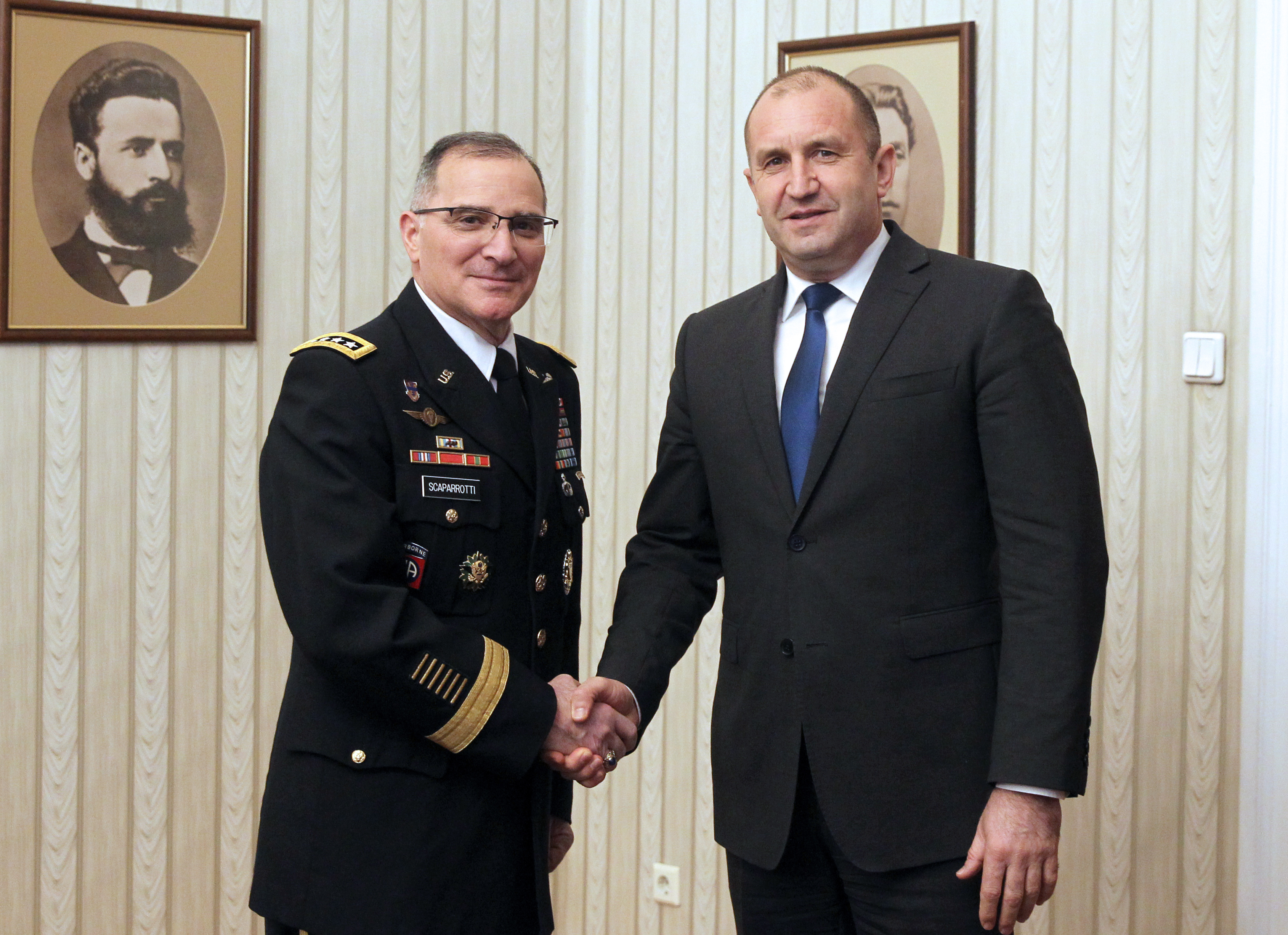 Румен Радев се срещна с Върховния командващ Съюзното командване на НАТО Къртис Скапароти