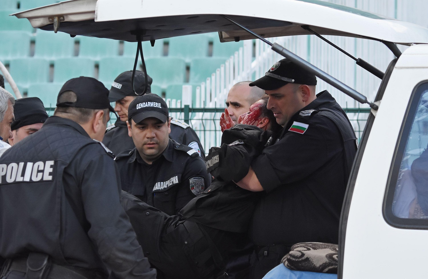 Удариха полицайка на дербито