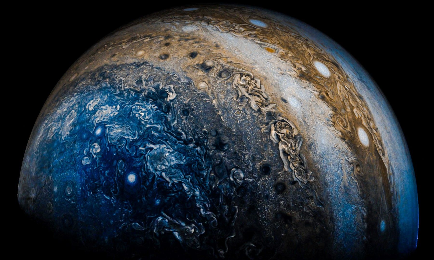 Юпитер има 63 луни, като най-голямата от тях – Ганимед е по-голяма от планетата Меркурий и има собствено магнитно поле.