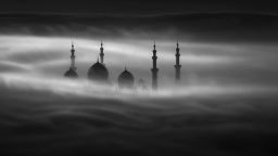 Зашеметяващата архитектура на  Абу Даби, обвита в мъгла