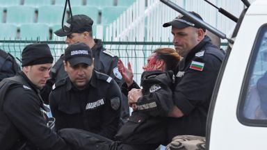 Срамно решение: "Левски" наказан само с 1 мач за ранената полицайка