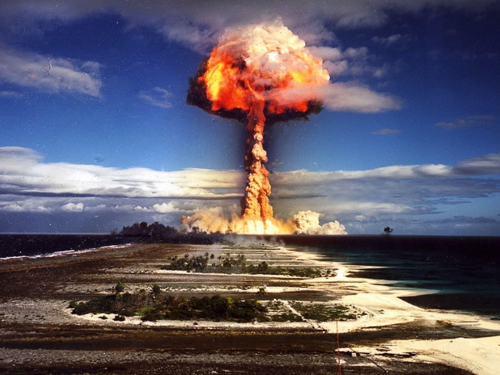 Първата ядрена експлозия е проведена от САЩ в 5:29 часа сутринта на 16 юли 1945 година.