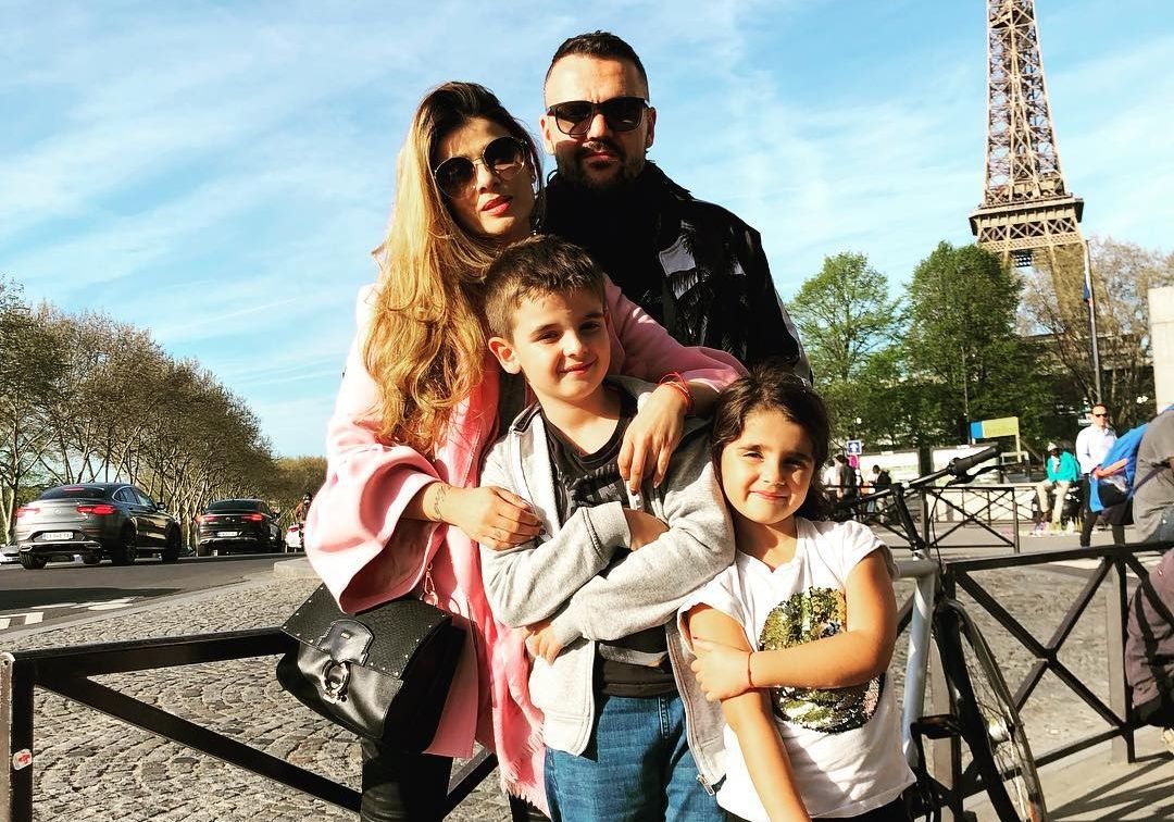 Графа и Мария с децата си в Париж