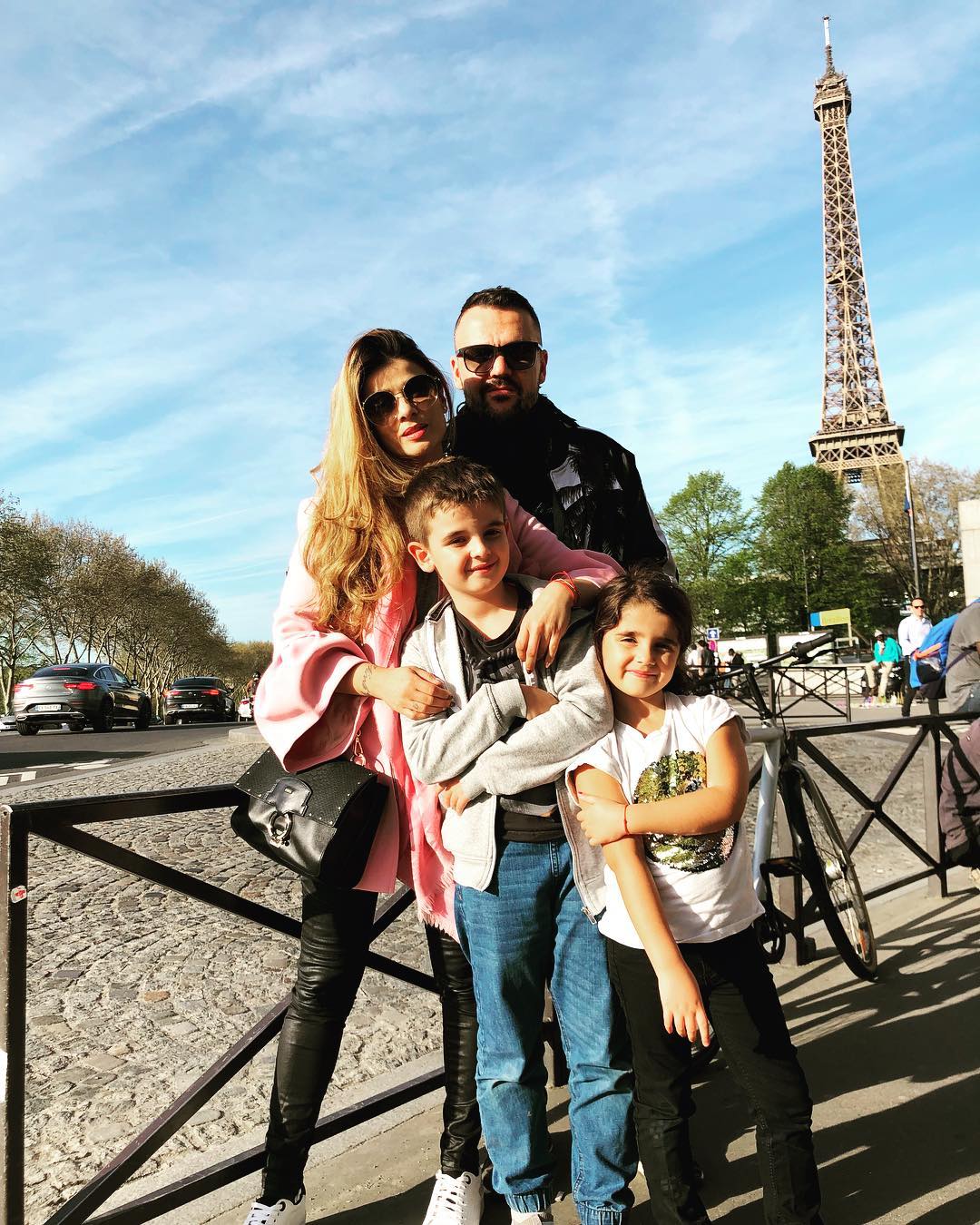 Графа и Мария с децата си в Париж
