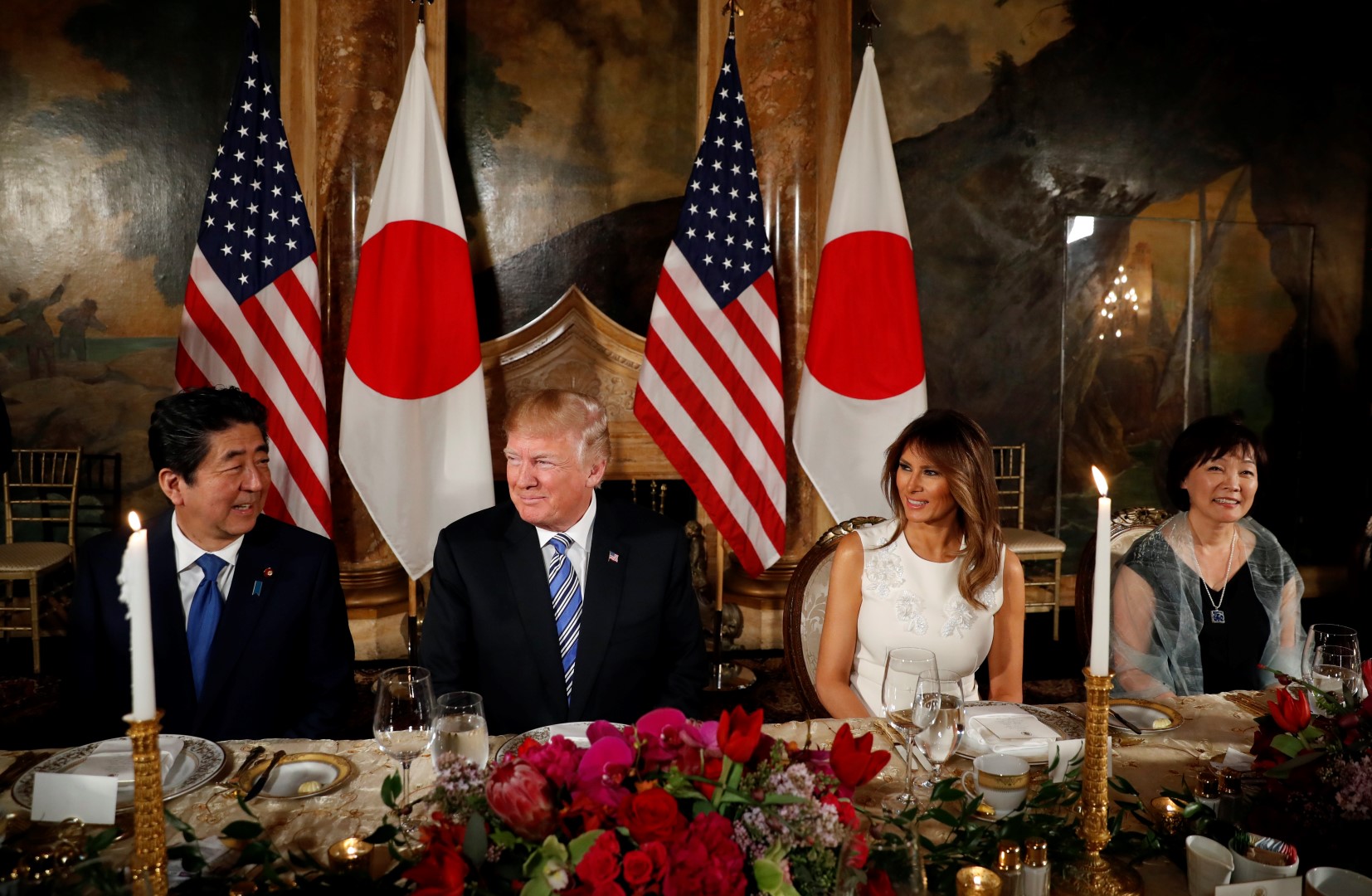 Мелания Тръмп по време на визитита на японския премиер Шиндзо Абе и съпругата му в САЩ