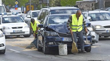 Верижна катастрофа блокира трафика в София