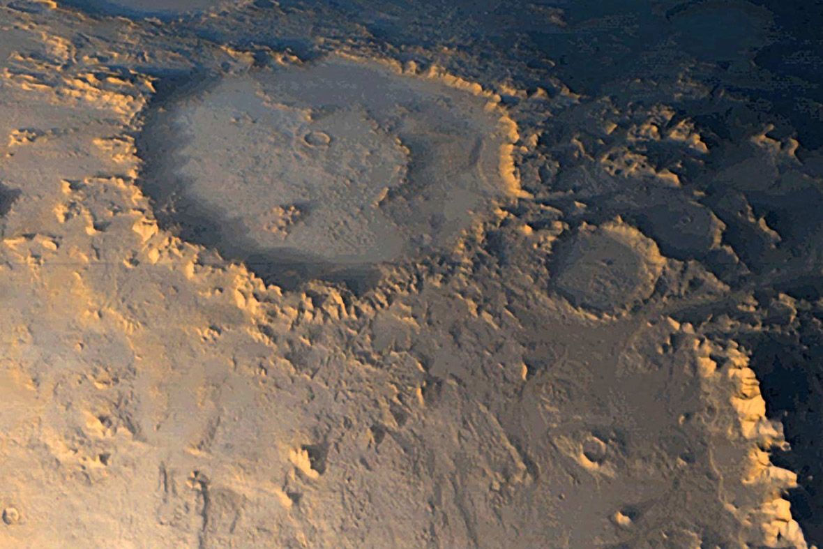 Усмихнатият кратер Гал