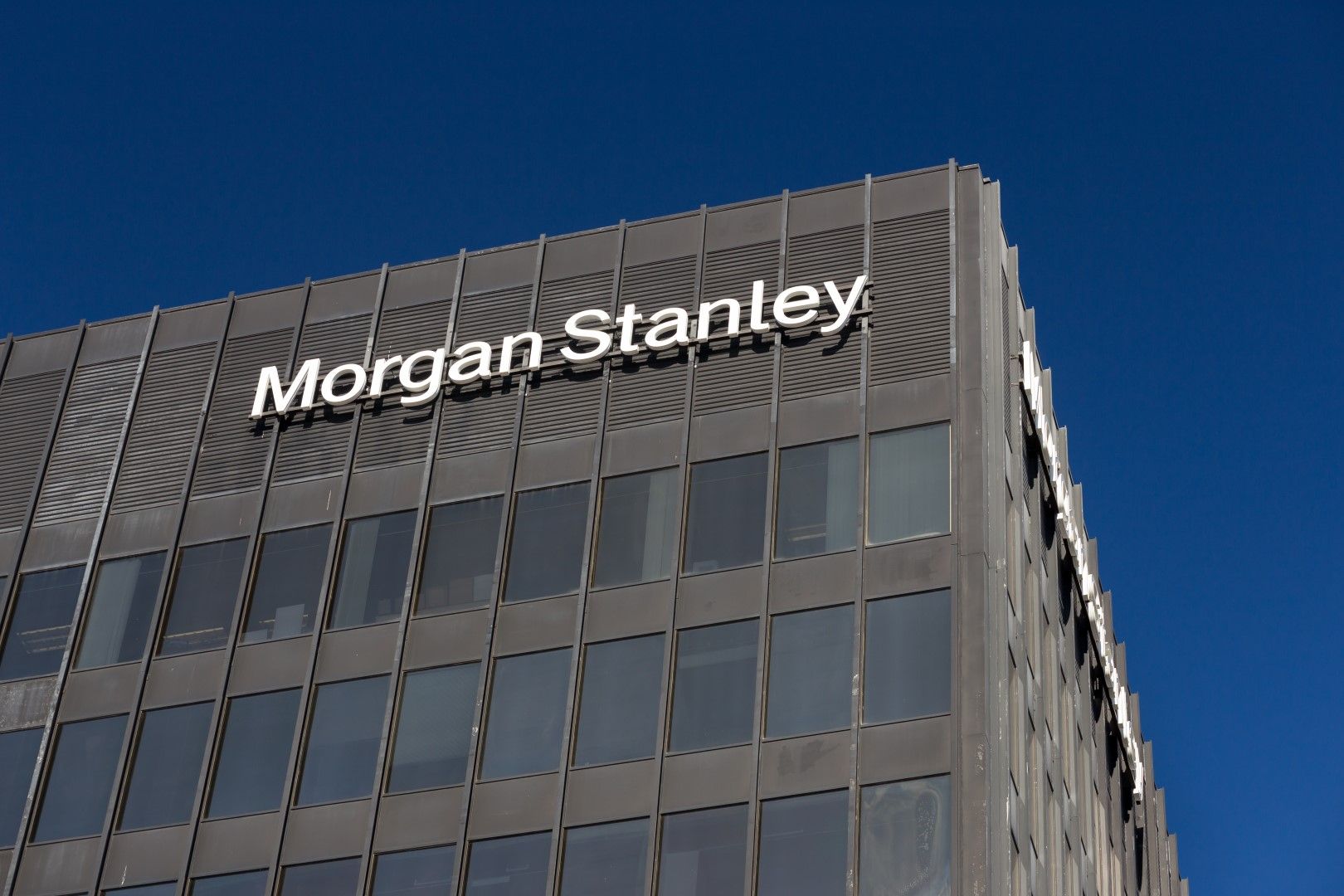 Морган Стенли вече не работи в банка Morgan Stanley