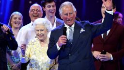 Жизнената Елизабет II (92) отбеляза рождения си ден на сцената