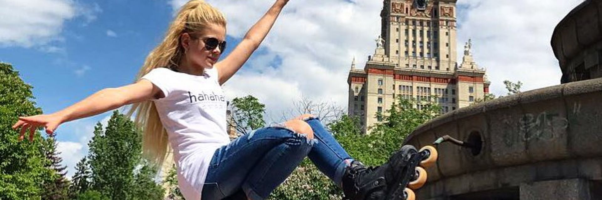 Това момиче прави чудеса с ролерите