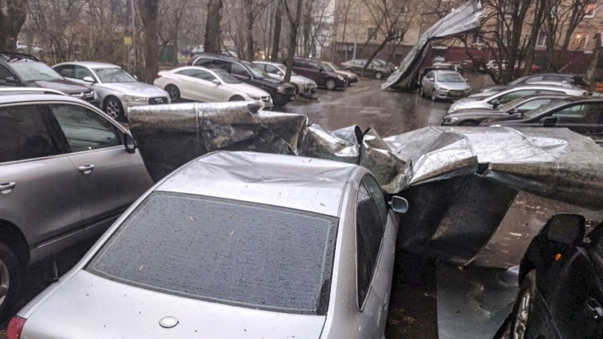 Буря в Москва уби двама и рани десетки