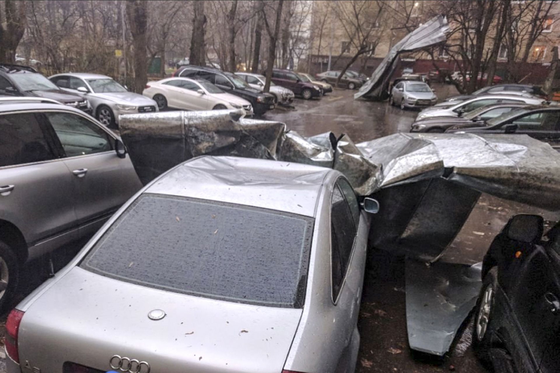 Бурята повали над 580 дървета и три билборда в Москва, повредени са 92 частни МПС